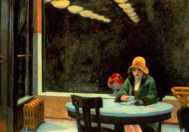 Edward Hopper'ın Automat tablosu; gece vakti bir kafeteryada tek başına oturan, kahvesine bakarak derin düşüncelere dalmış, şapkalı ve kabanlı bir kadın.